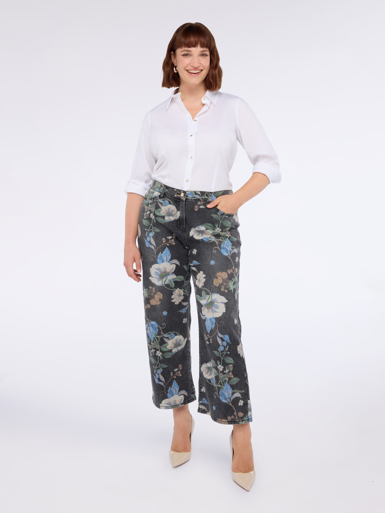 Cropped-Jeans mit Blumendruck image number 2