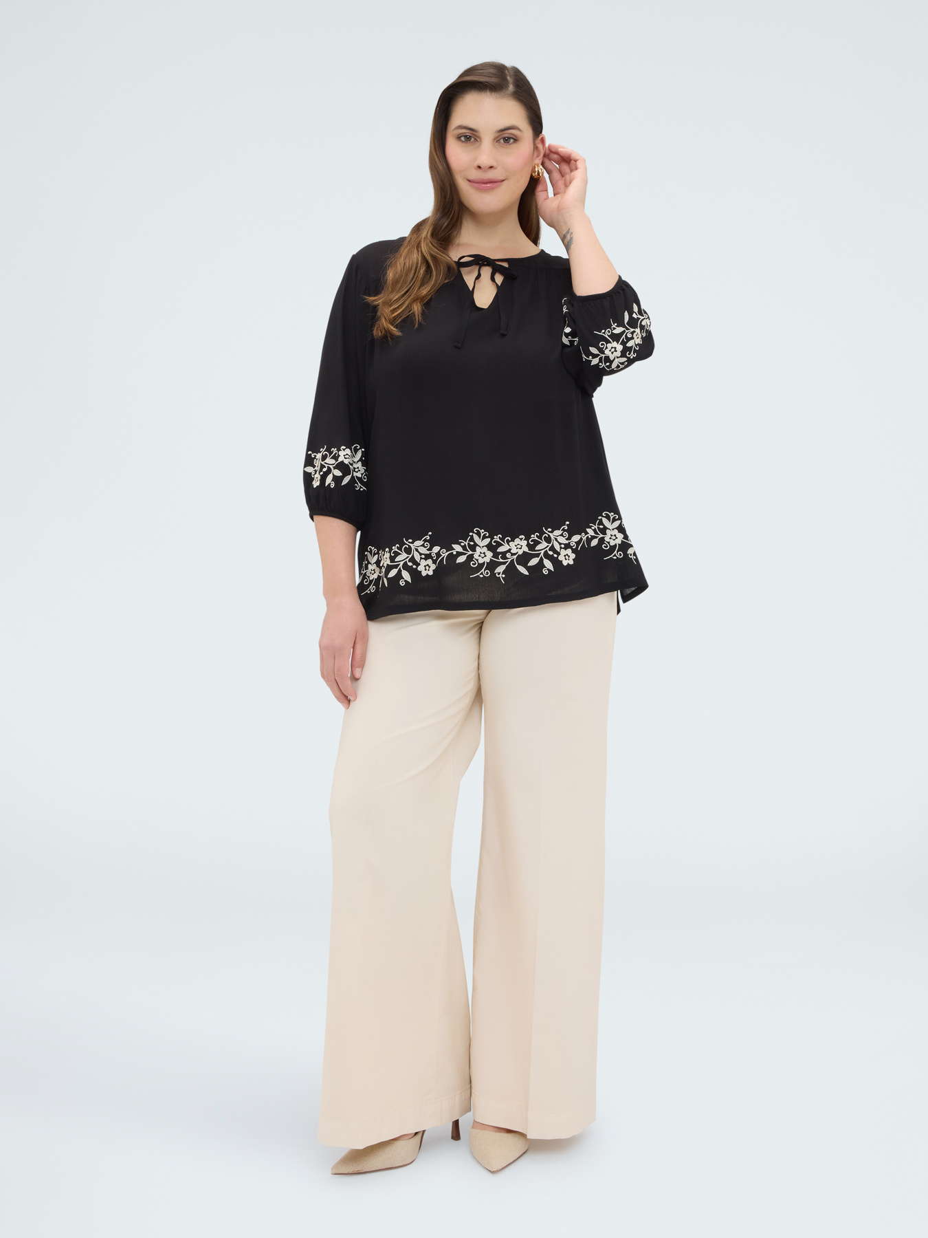 Bluse mit Blumenstickereien image number 2