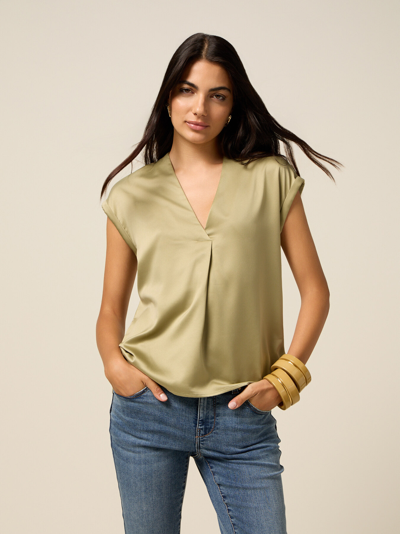 Two-material V-neck T-shirt image number 3