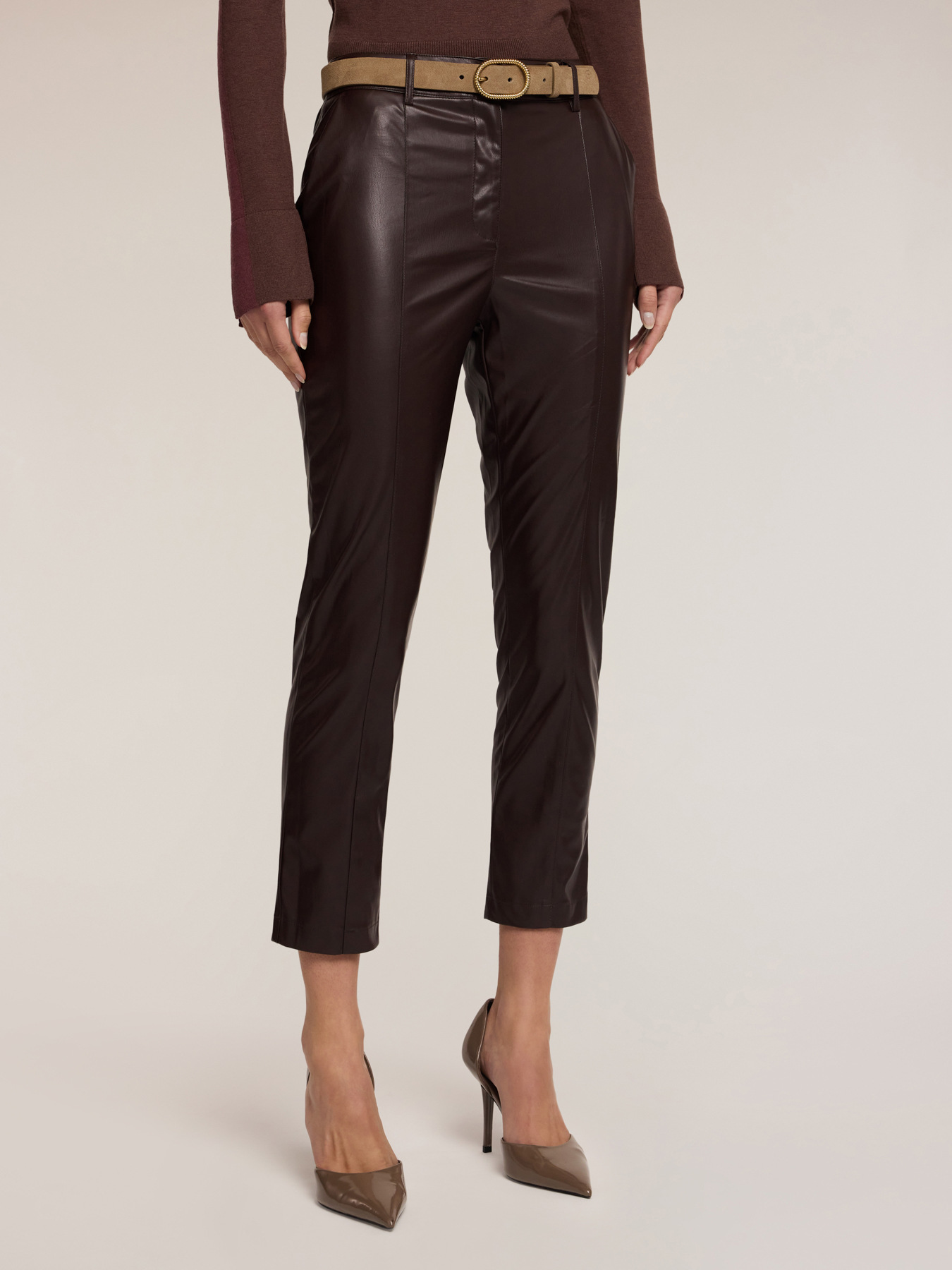 Pantalones slim fit en tejido revestido image number 2