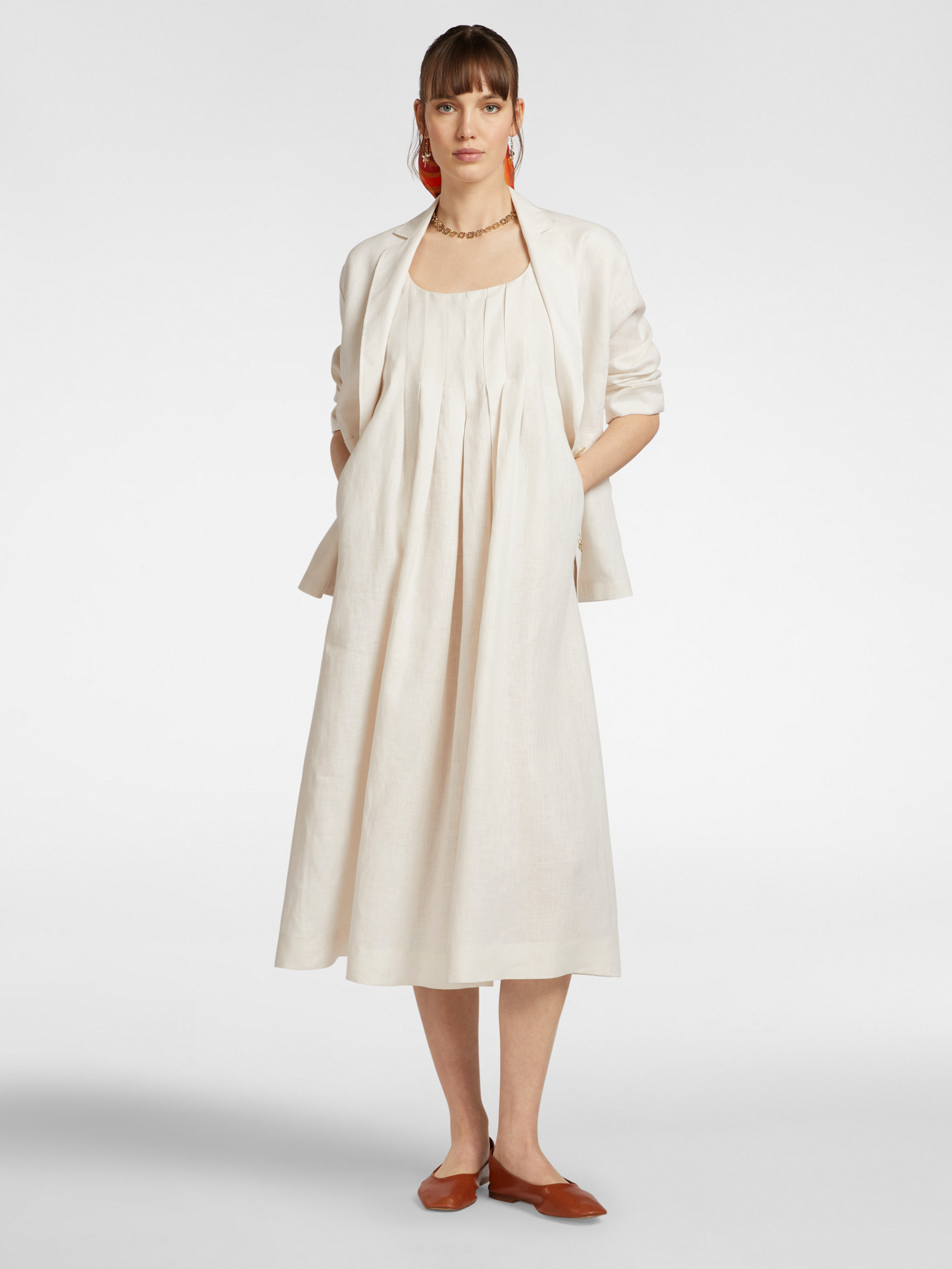Robe en lin à plis sur le devant image number 4