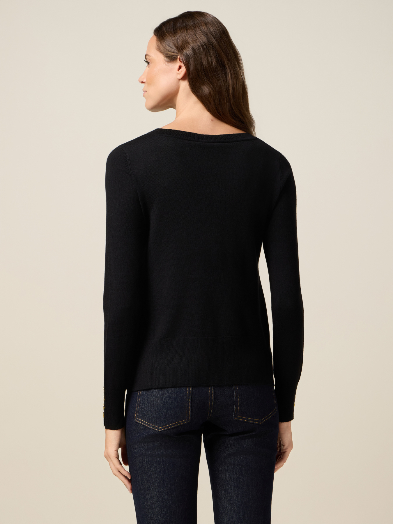 Pull avec boutons décoratifs image number 1