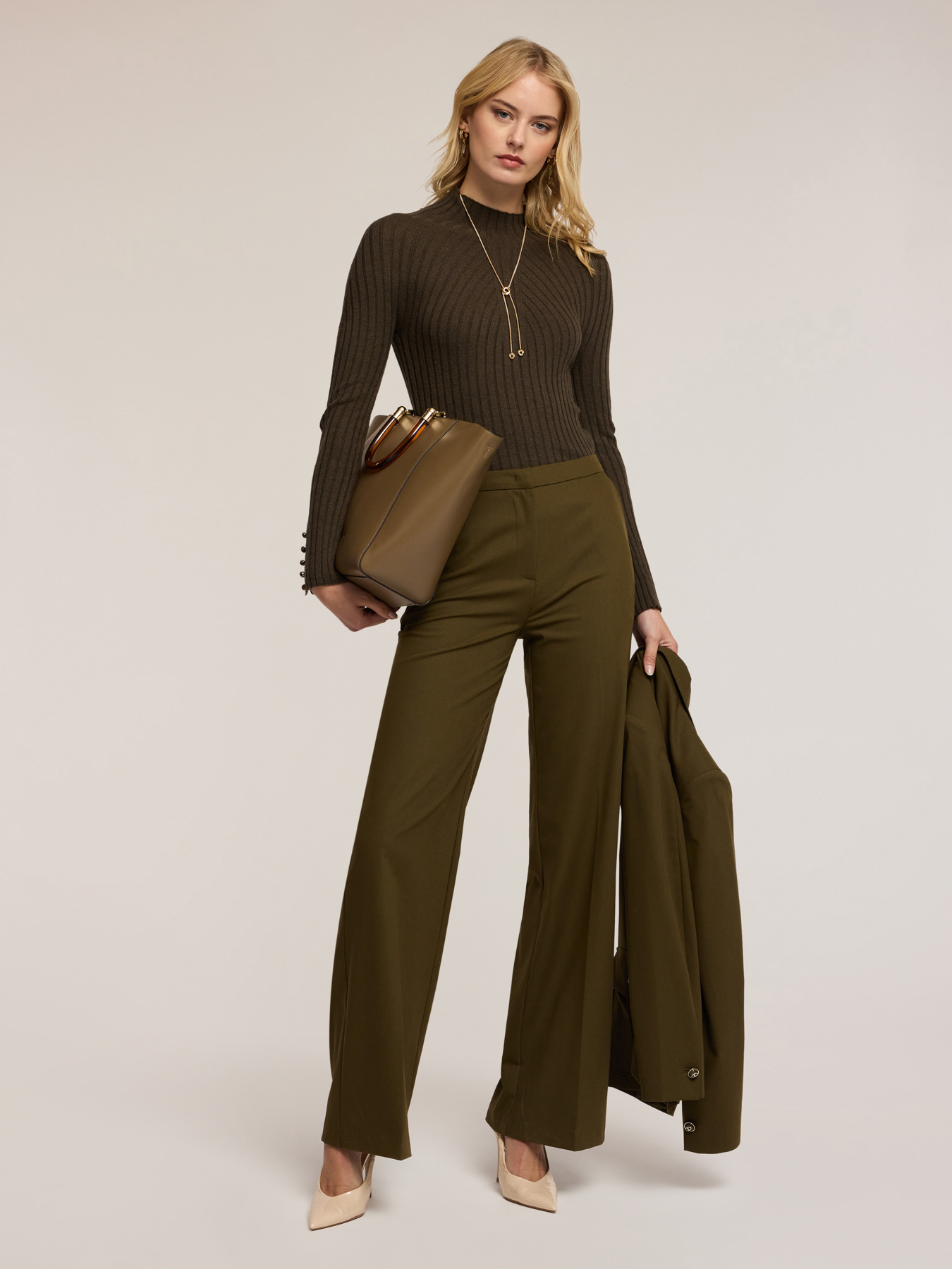 Gerippter Rollkragenpullover mit Schmuckknöpfen image number 3