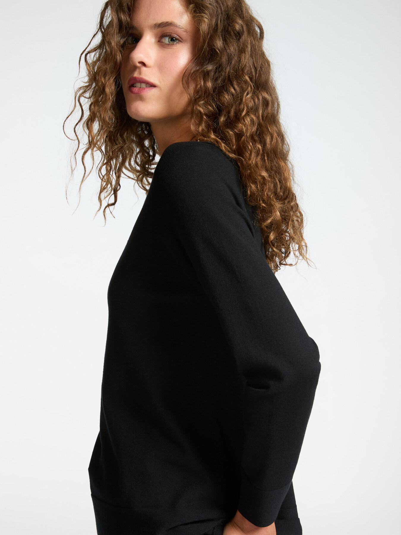 Su&eacute;ter com gola canoa image number 3