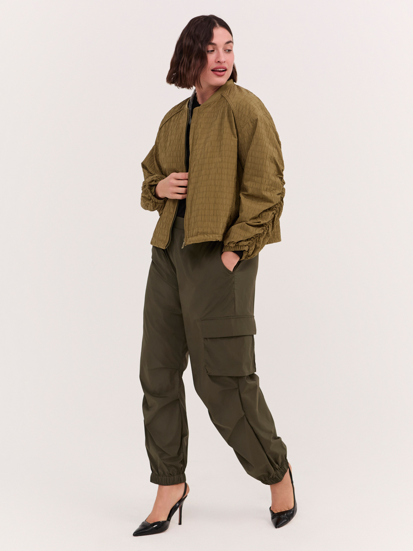 Pantalones cargo de nylon image number 3