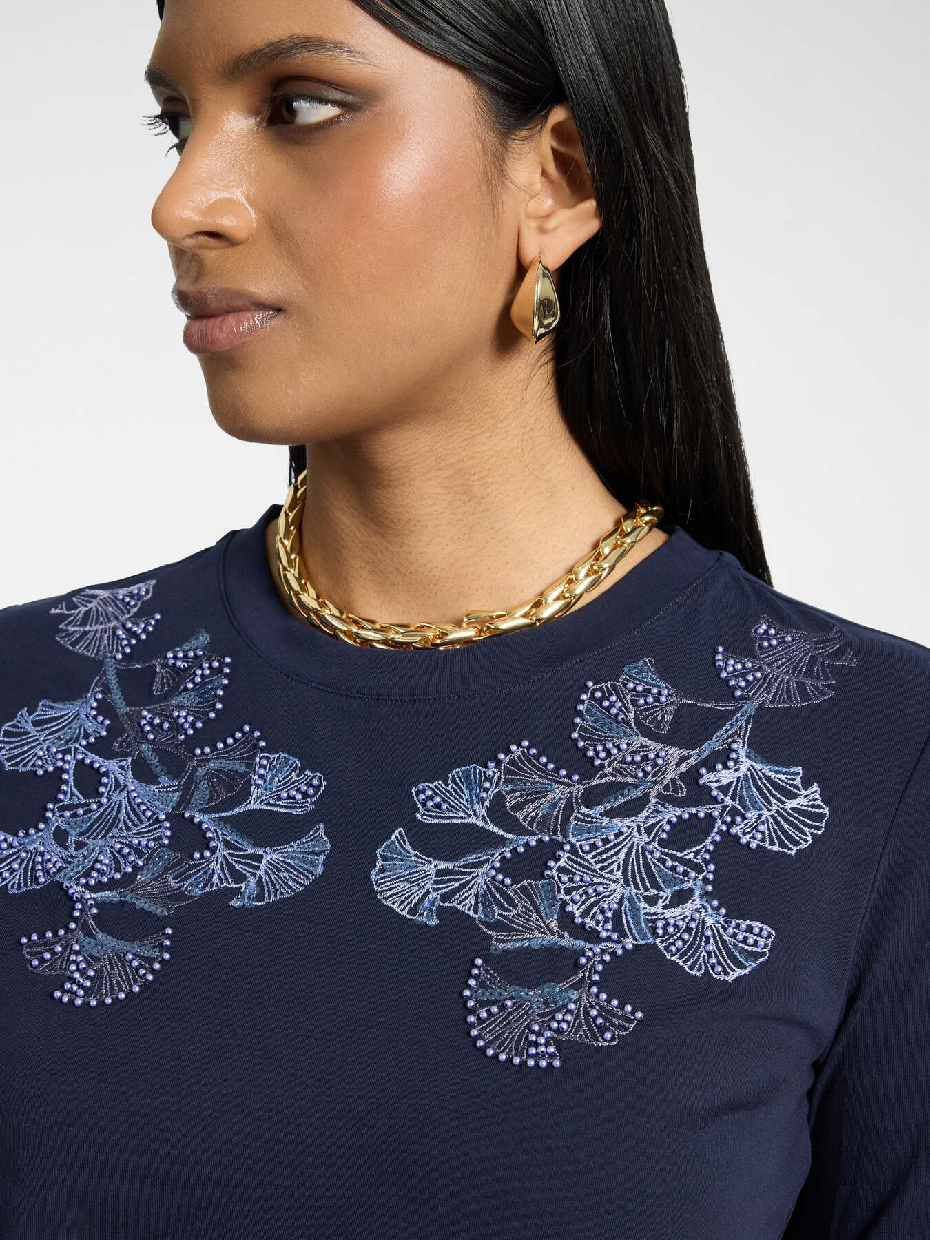 T-shirt avec broderie florale image number 3