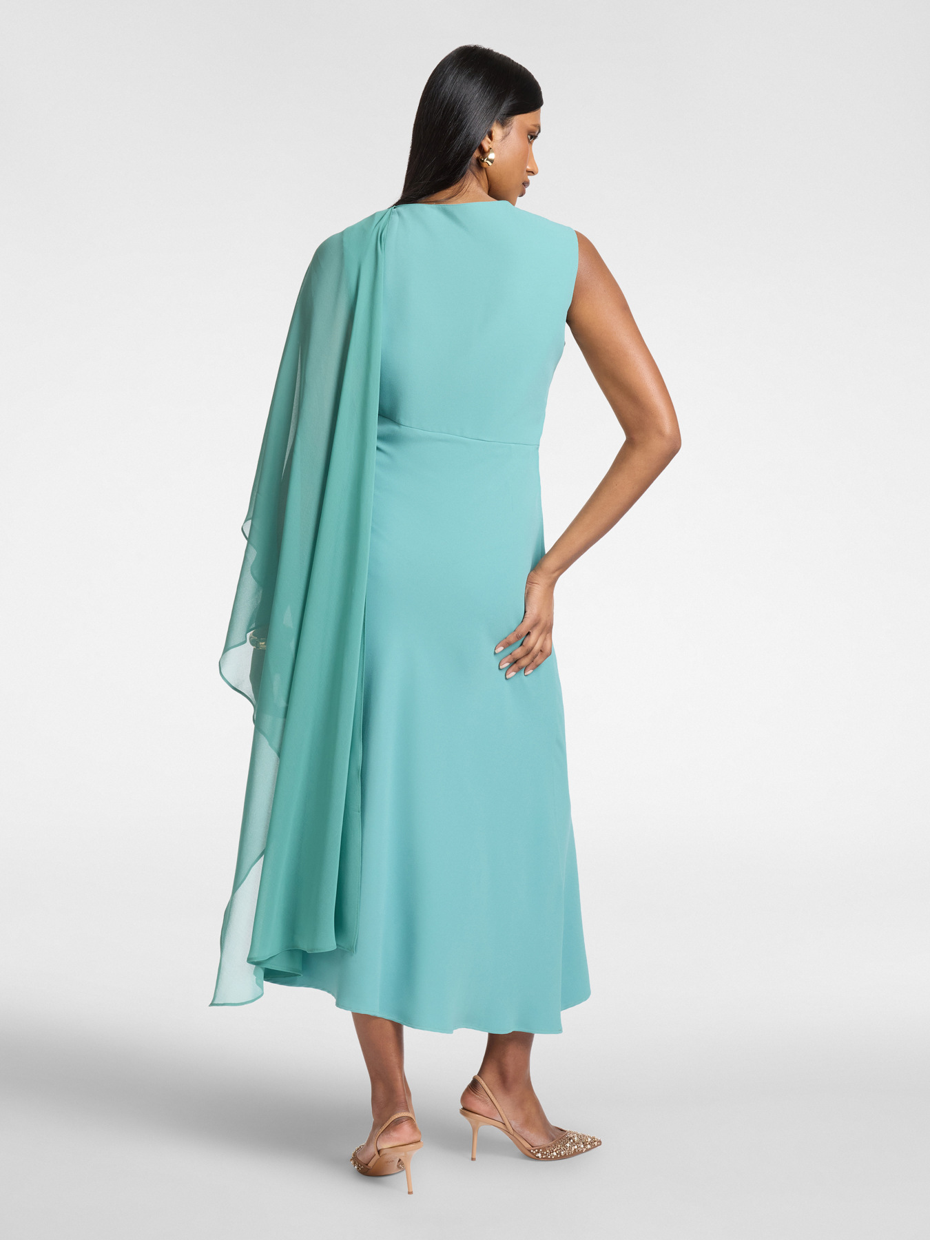Vestido con capa image number 1