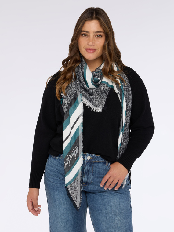 Fular largo con estampado y bordes deshilachados