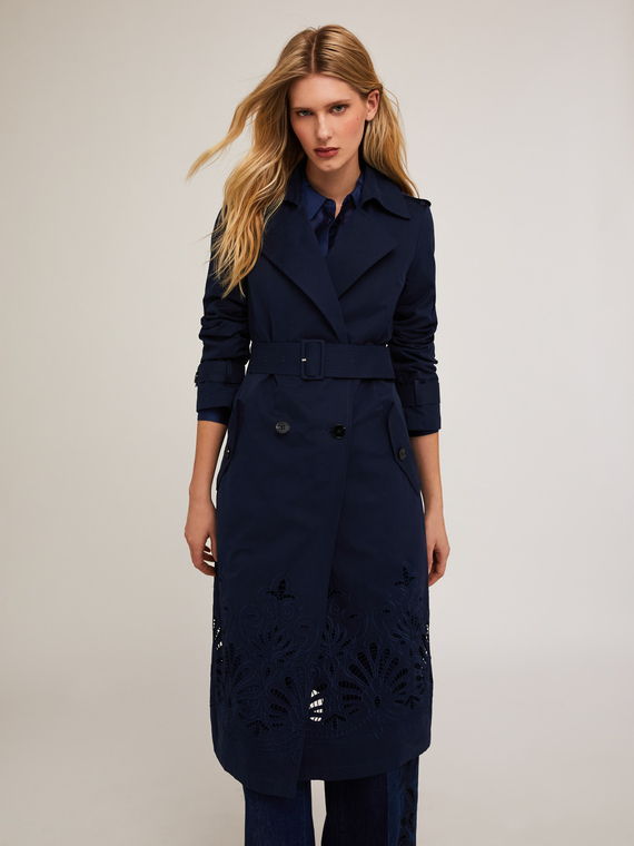 Trench à double boutonnage en tissu technique avec une broderie