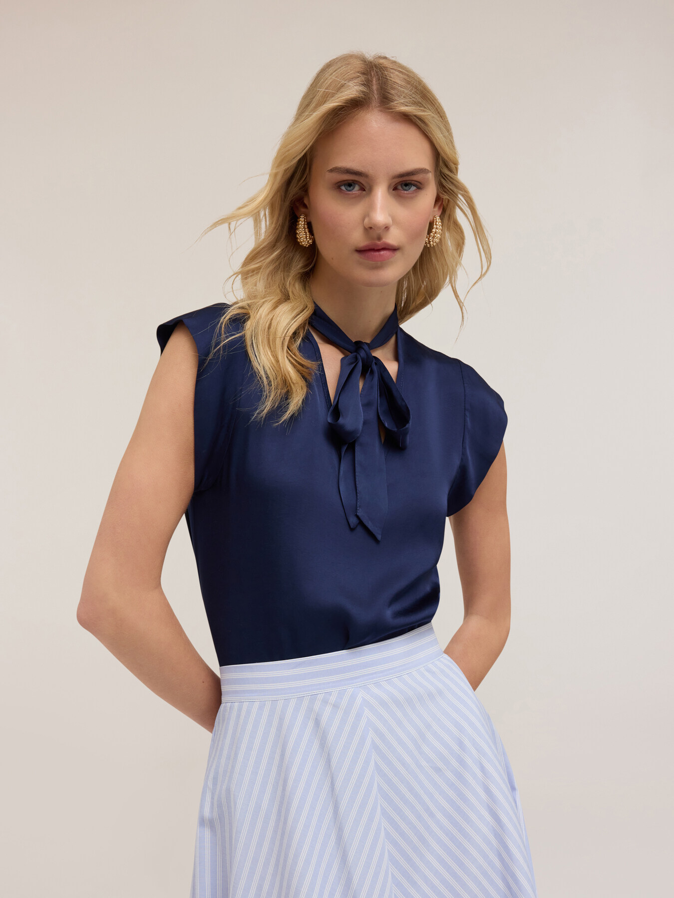 Blusa satin con fiocco image number 0
