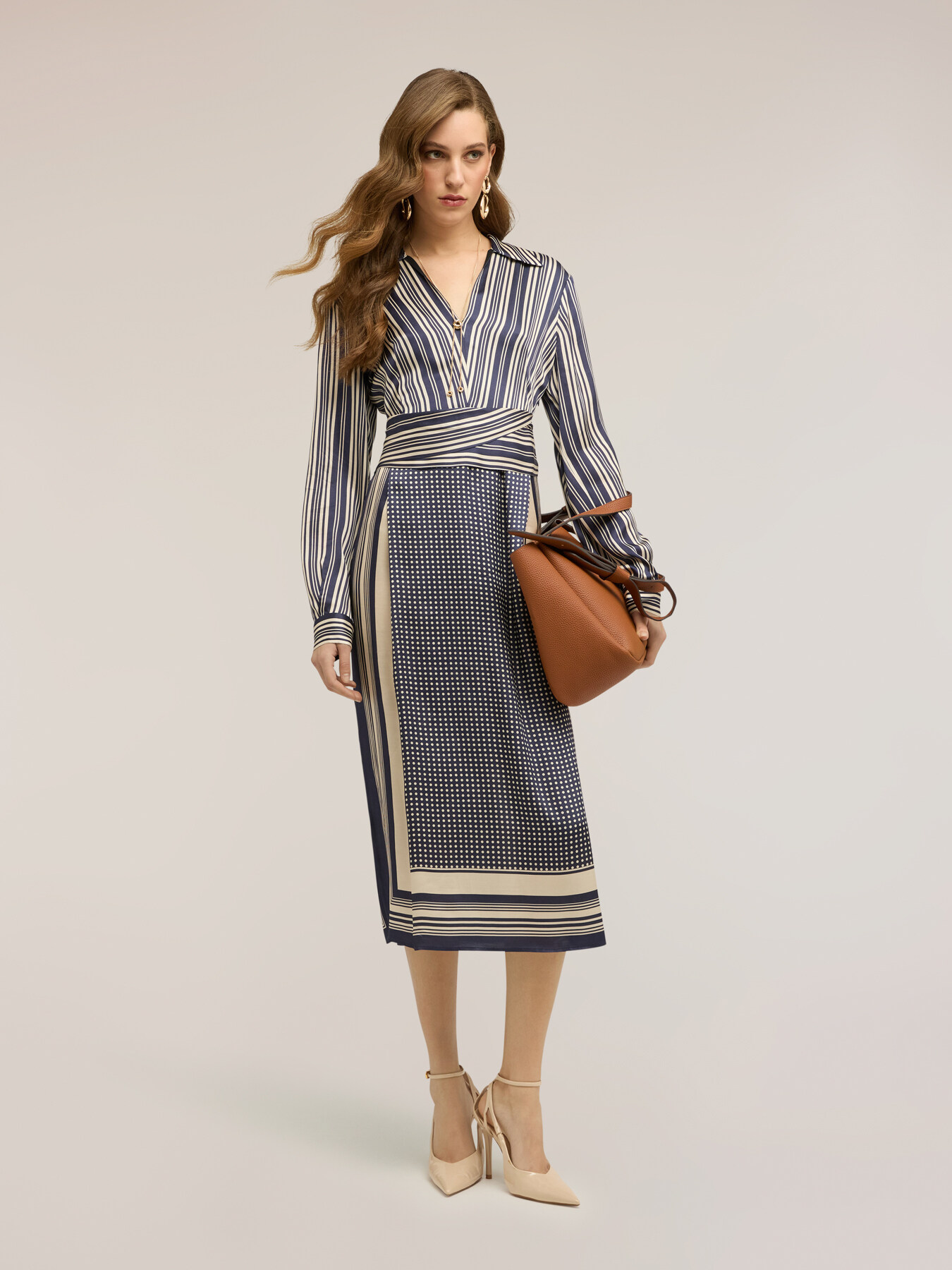 Hemdblusenkleid aus Satin mit Foulard-Muster image number 0