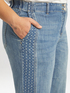 Jeans cropped dai bordi decorati con micro strappi e paillettes image number 2