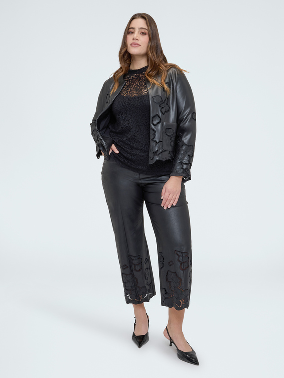 Pantaloni cropped in tessuto spalmato con motivi floreali