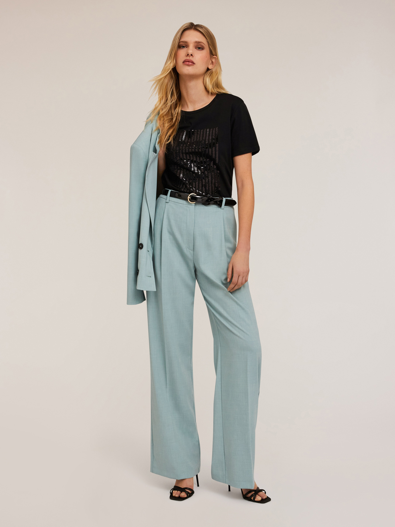 T-shirt con paillettes e scritta ricamata image number 0