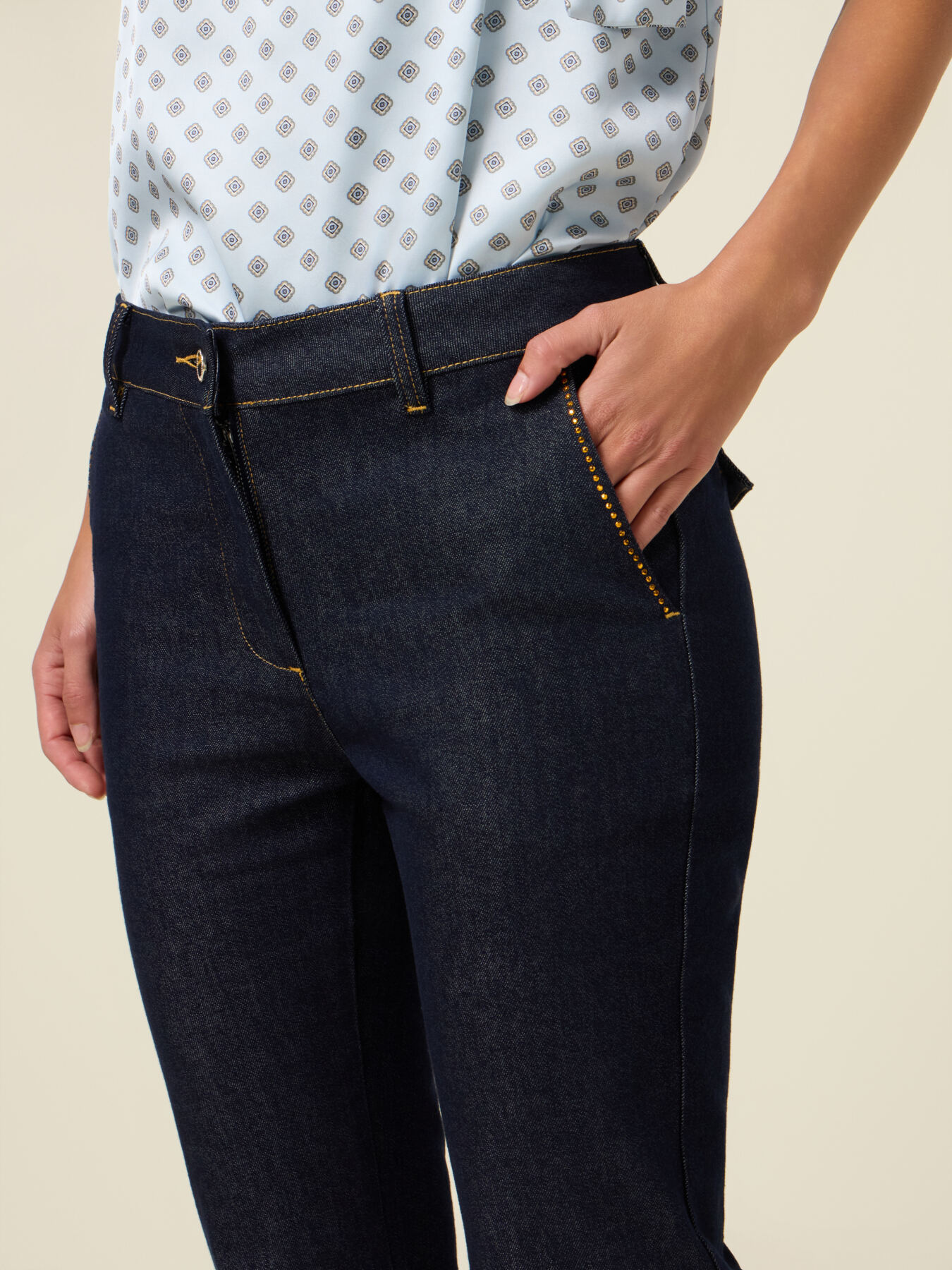 Jeans regular con strass image number 2