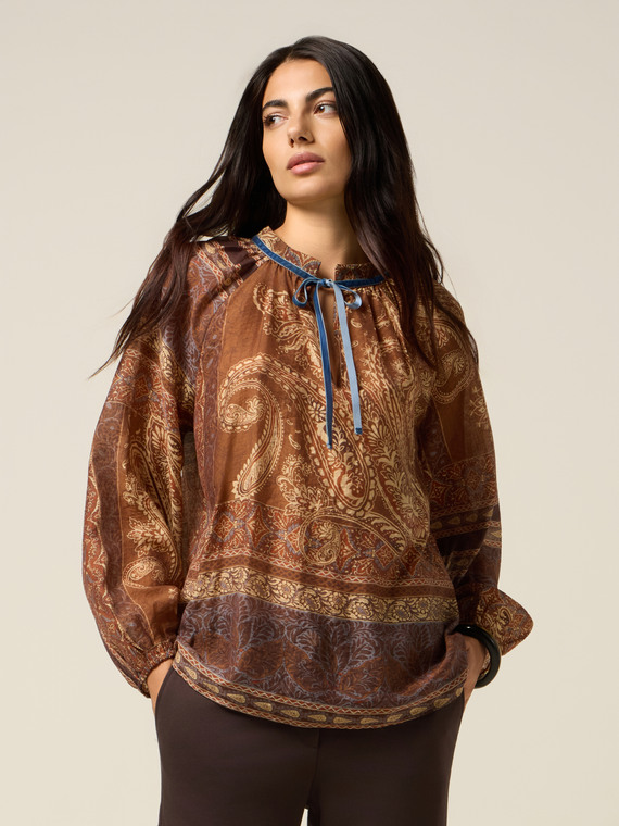 Gemusterte Bluse mit Schleife