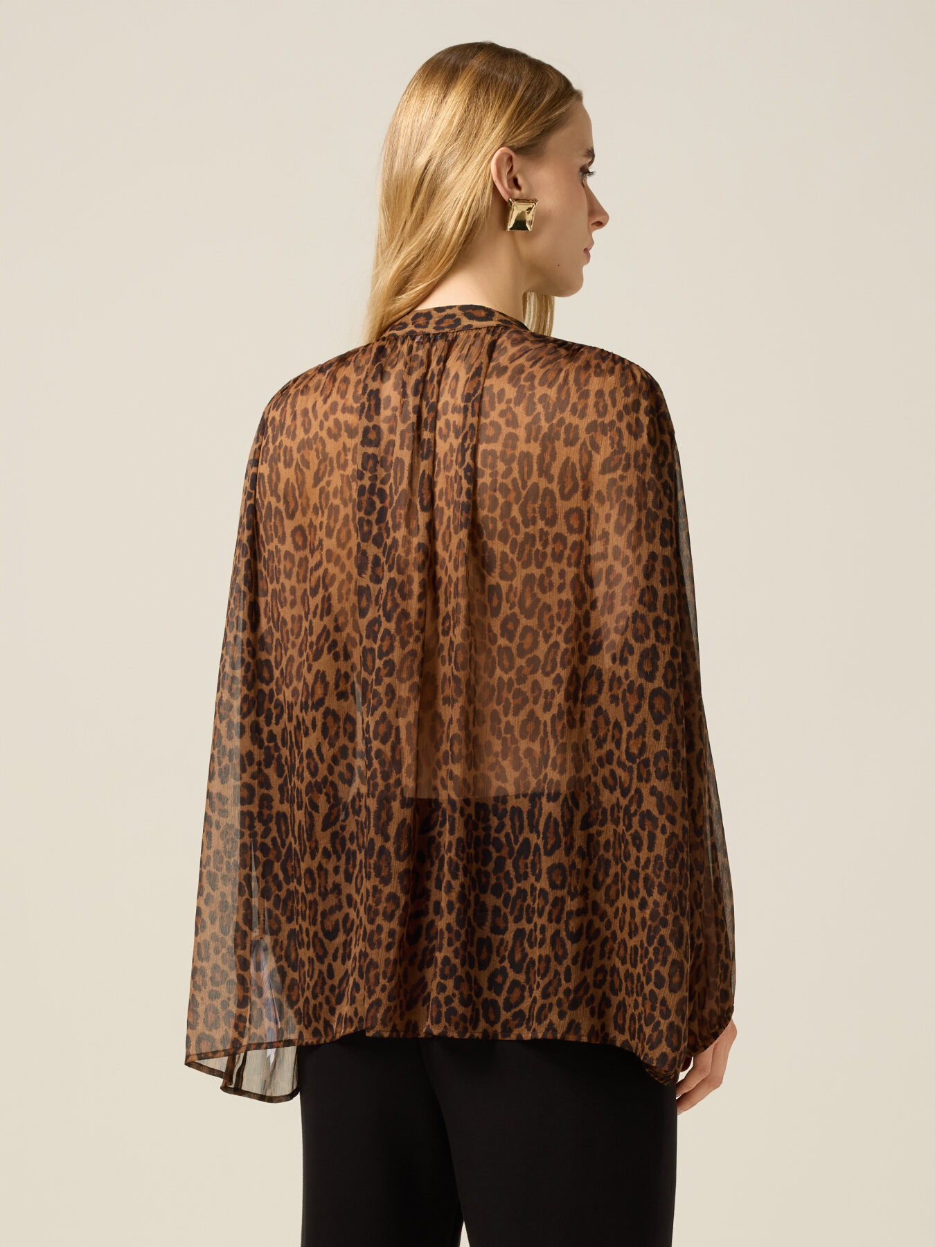 Blusa animalier con volant image number 1