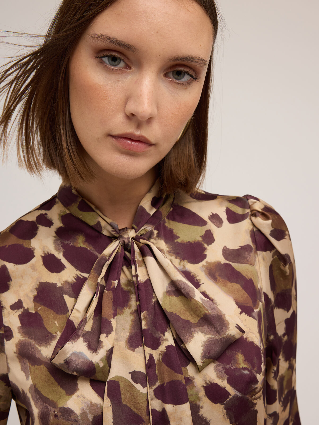 Blouse with bow in camouflage pattern image number 3