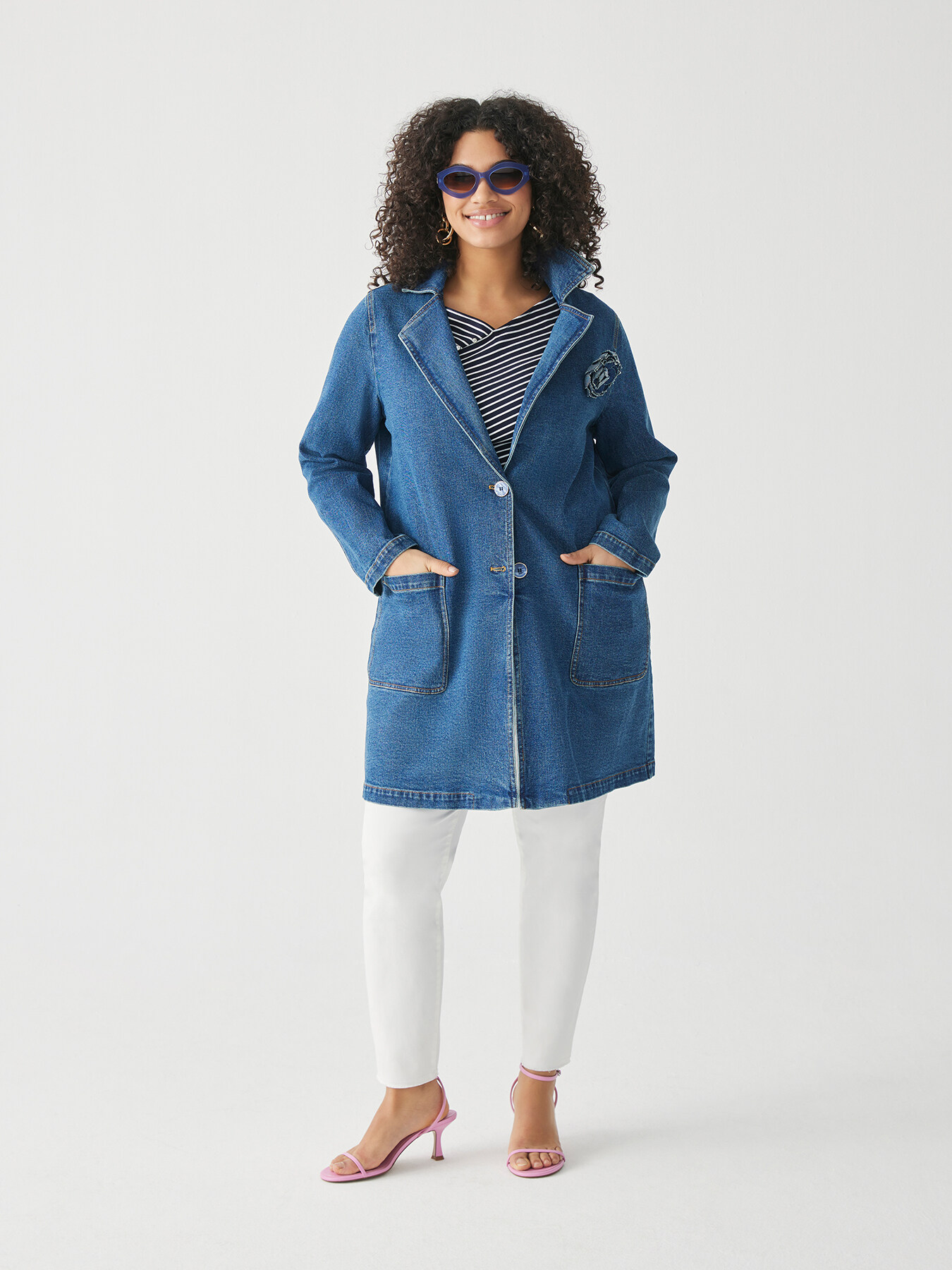 Trenchcoat aus Denim mit Brosche image number 0