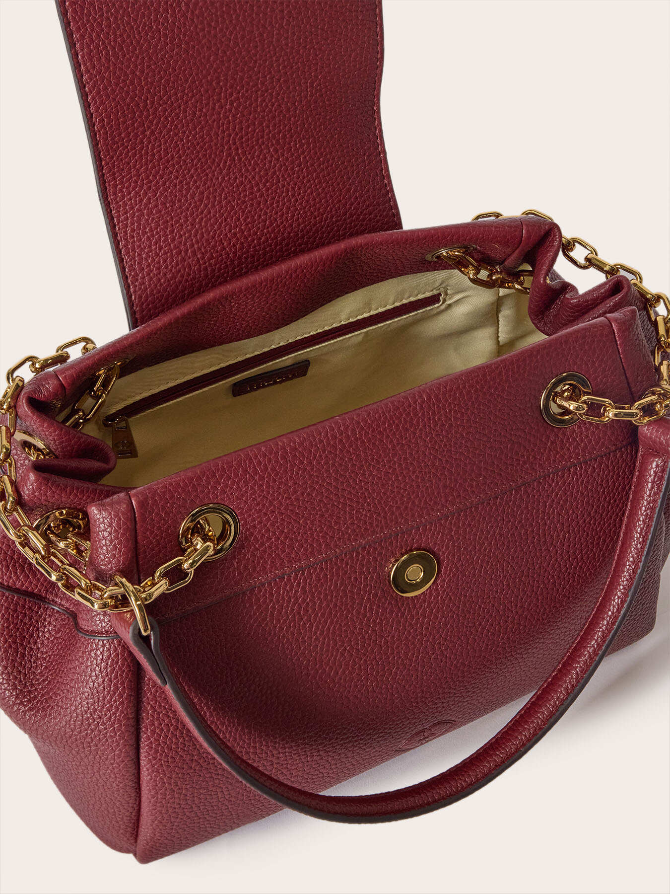 Bolso de hombro con cadena dorada image number 4