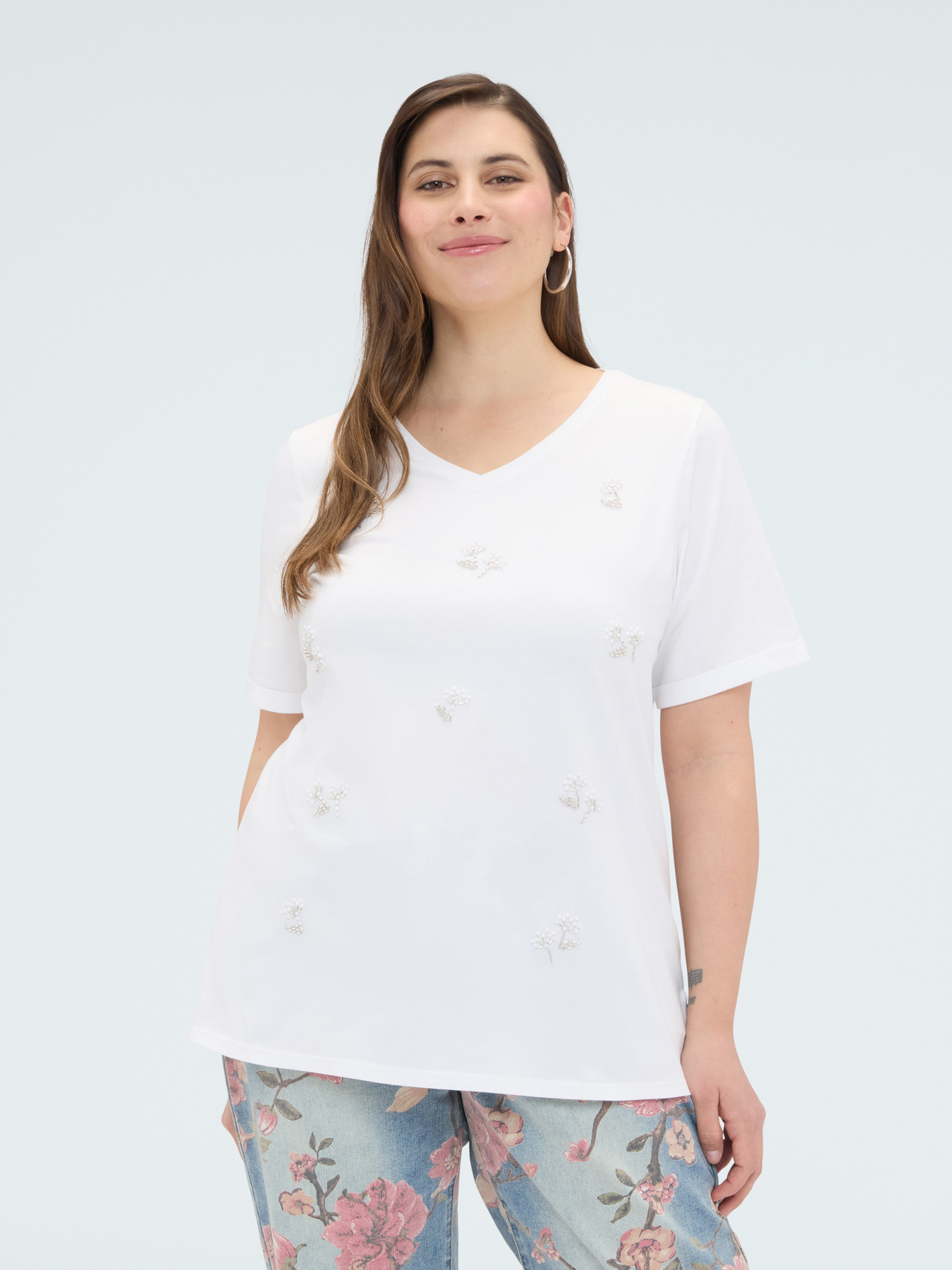 Cotton t-shirt with beaded flowers image number 2