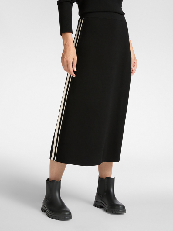 Knitted skirt with side stripe