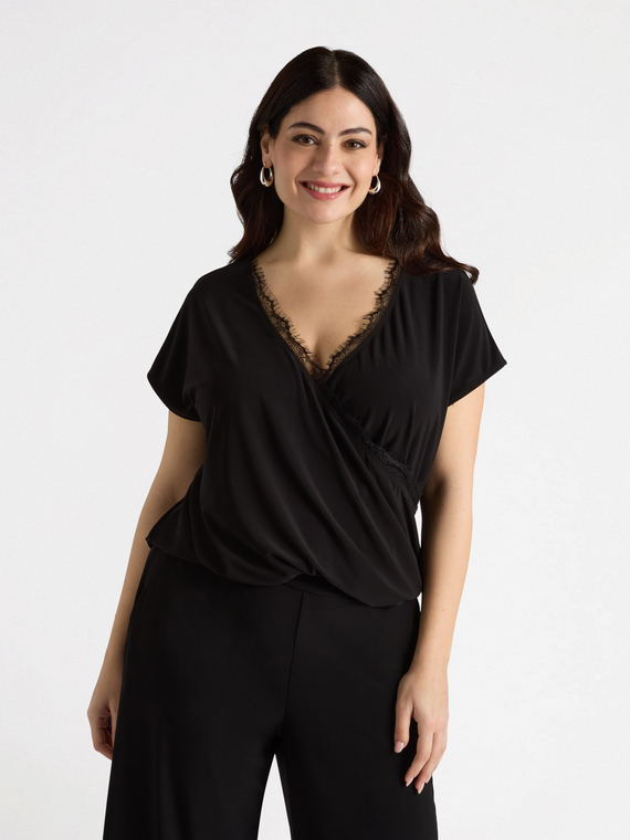 T-shirt con incrocio e bordi in pizzo