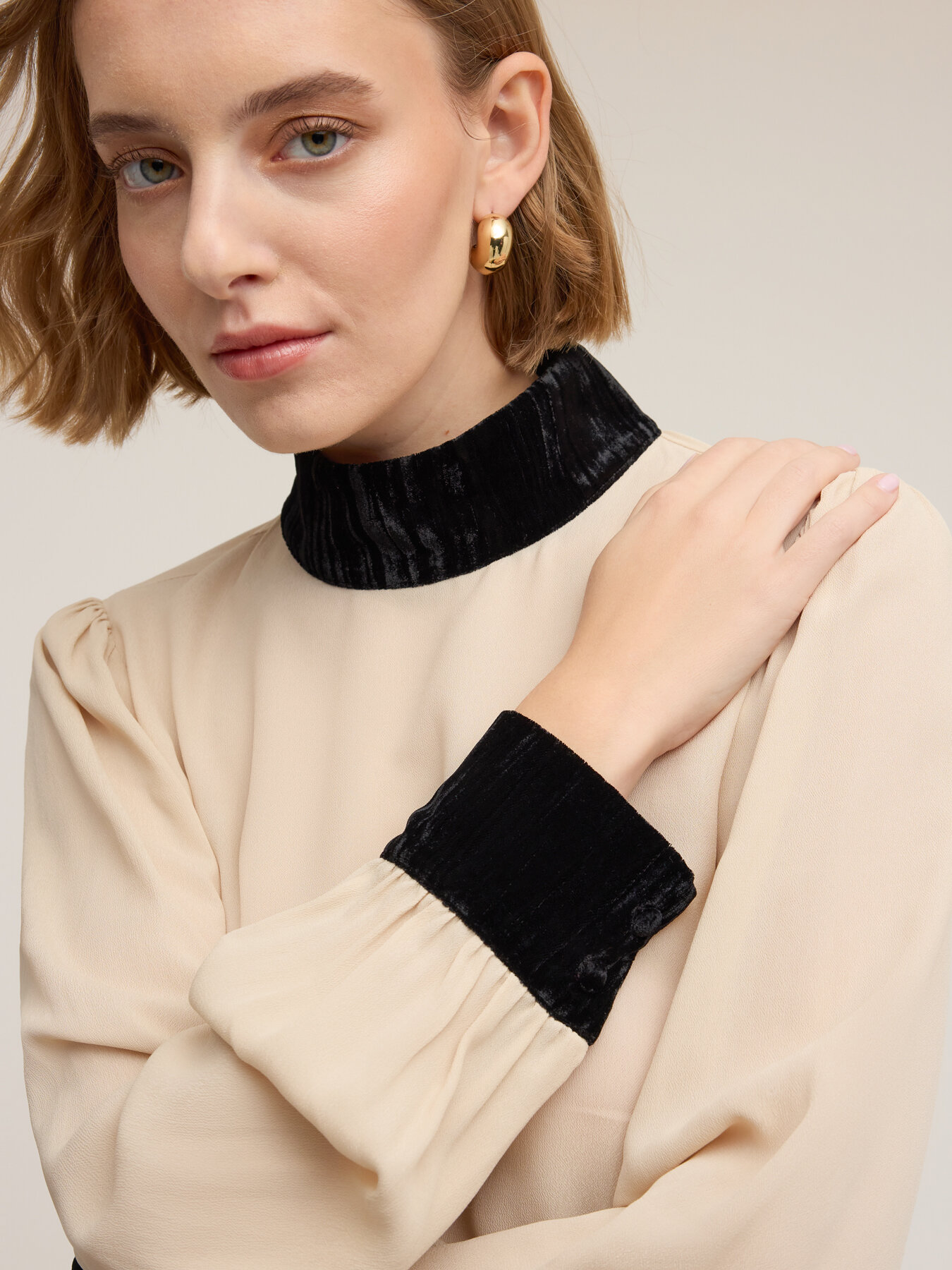 Cr&ecirc;pe blouse with velvet details image number 2