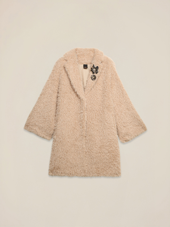Cappotto oversize effetto peluche con spille