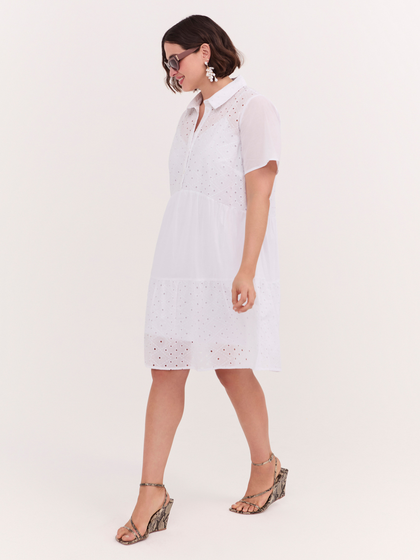 L&auml;cheln Sie das R&uuml;schenkleid in Sangallo image number 3