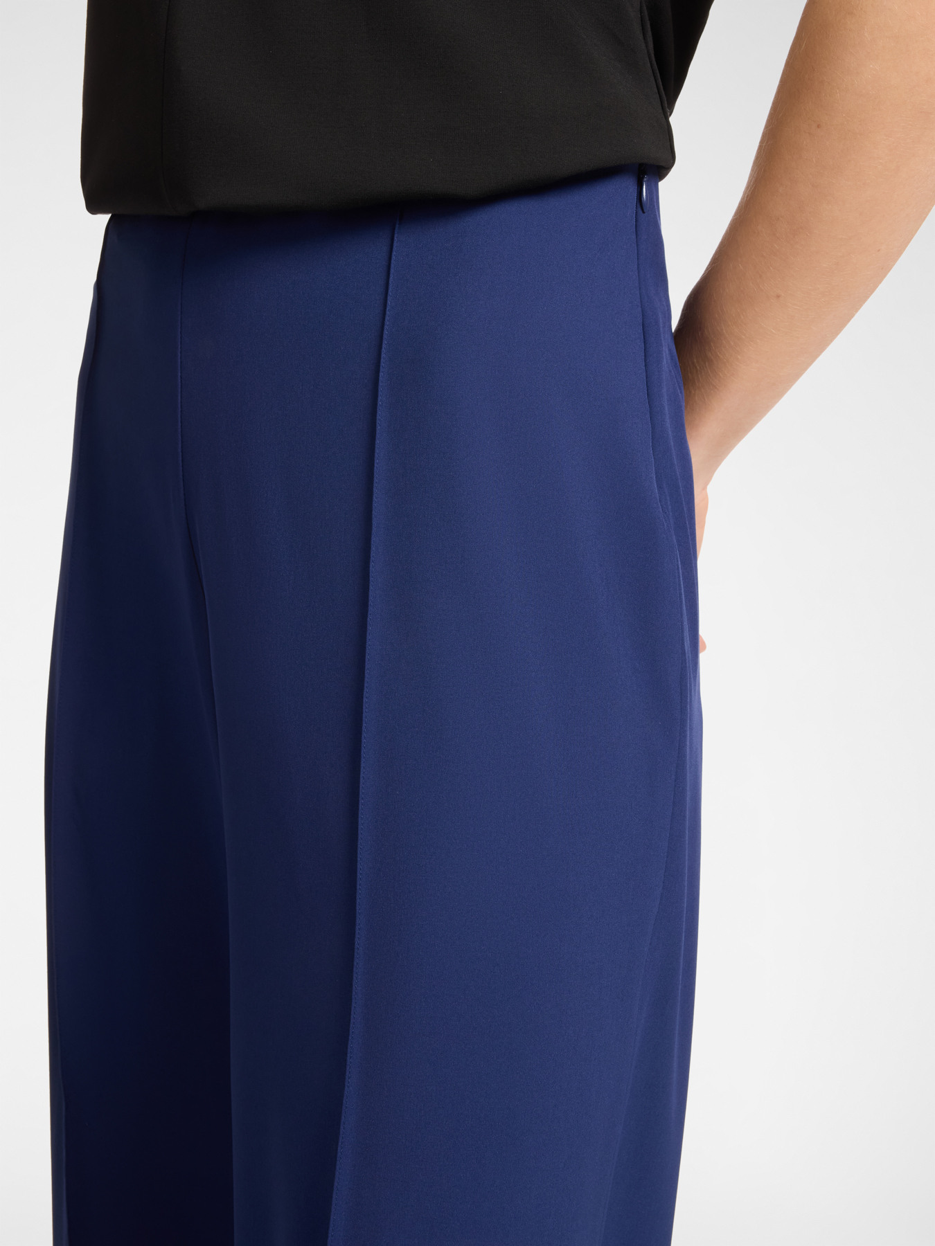 Gerade geschnittene Hose aus leichtem Stoff image number 3