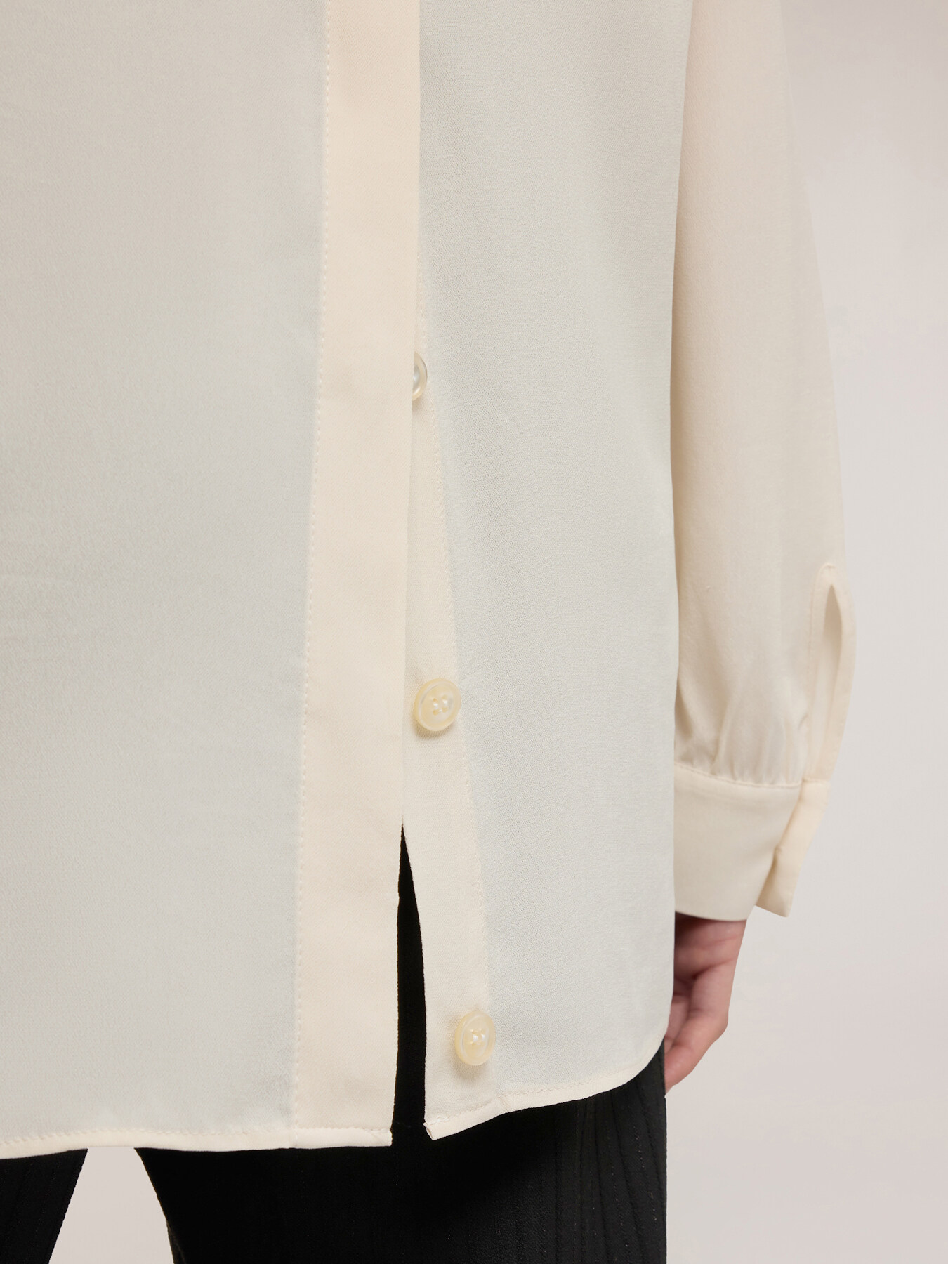 Fließendes Hemd mit Knopfleiste am Rücken image number 3