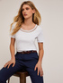 Camiseta con escote bordado image number 0
