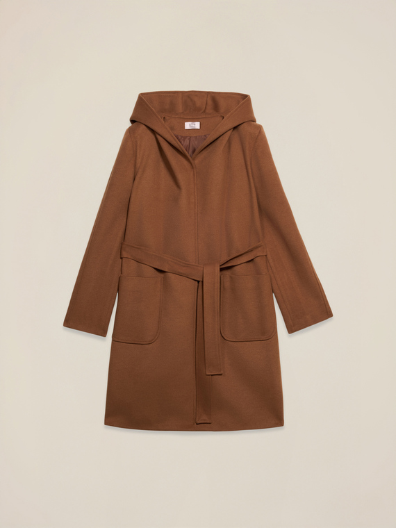 Cappotto con cappuccio e cintura