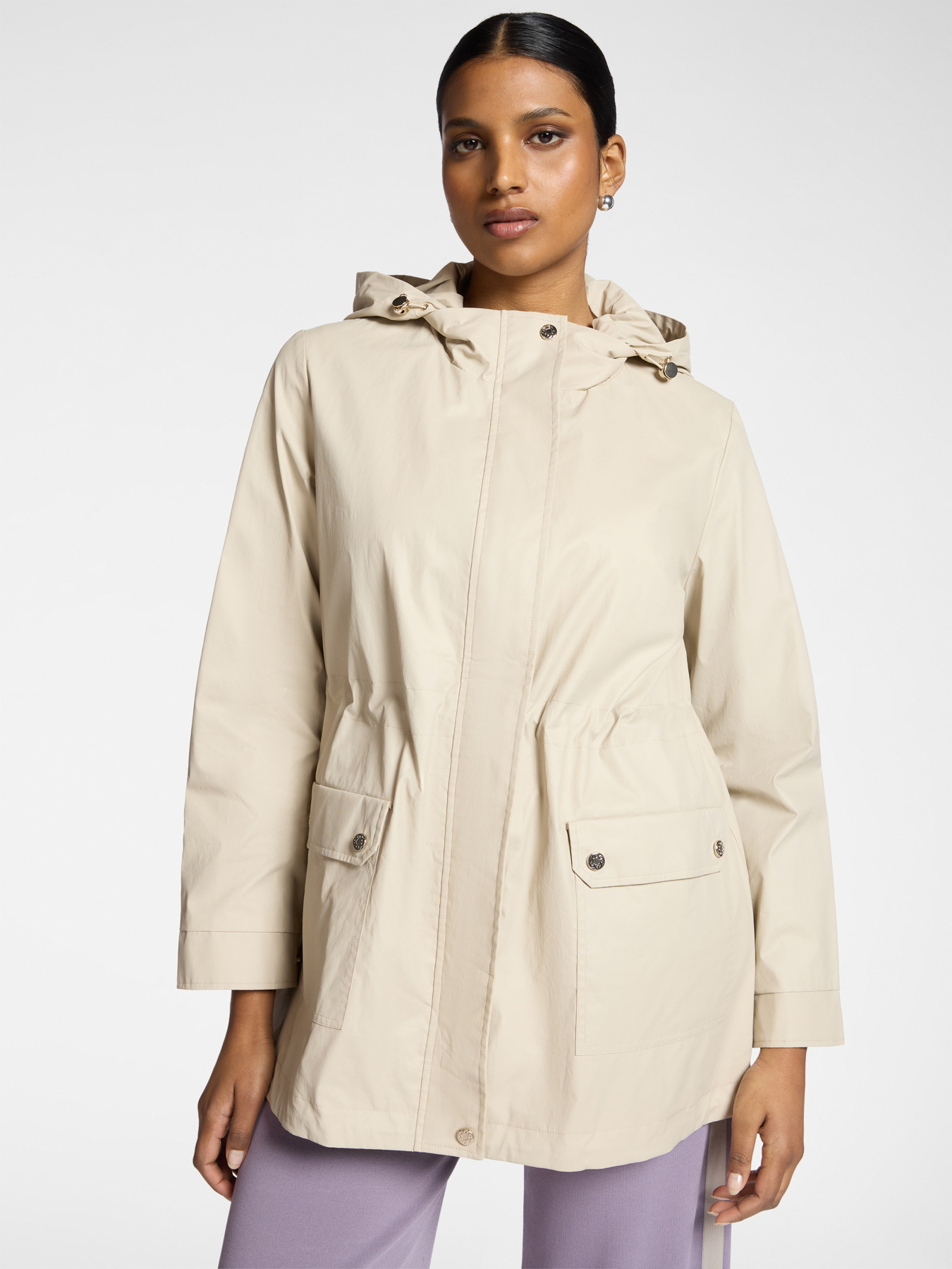 Parka con capas y capucha image number 0