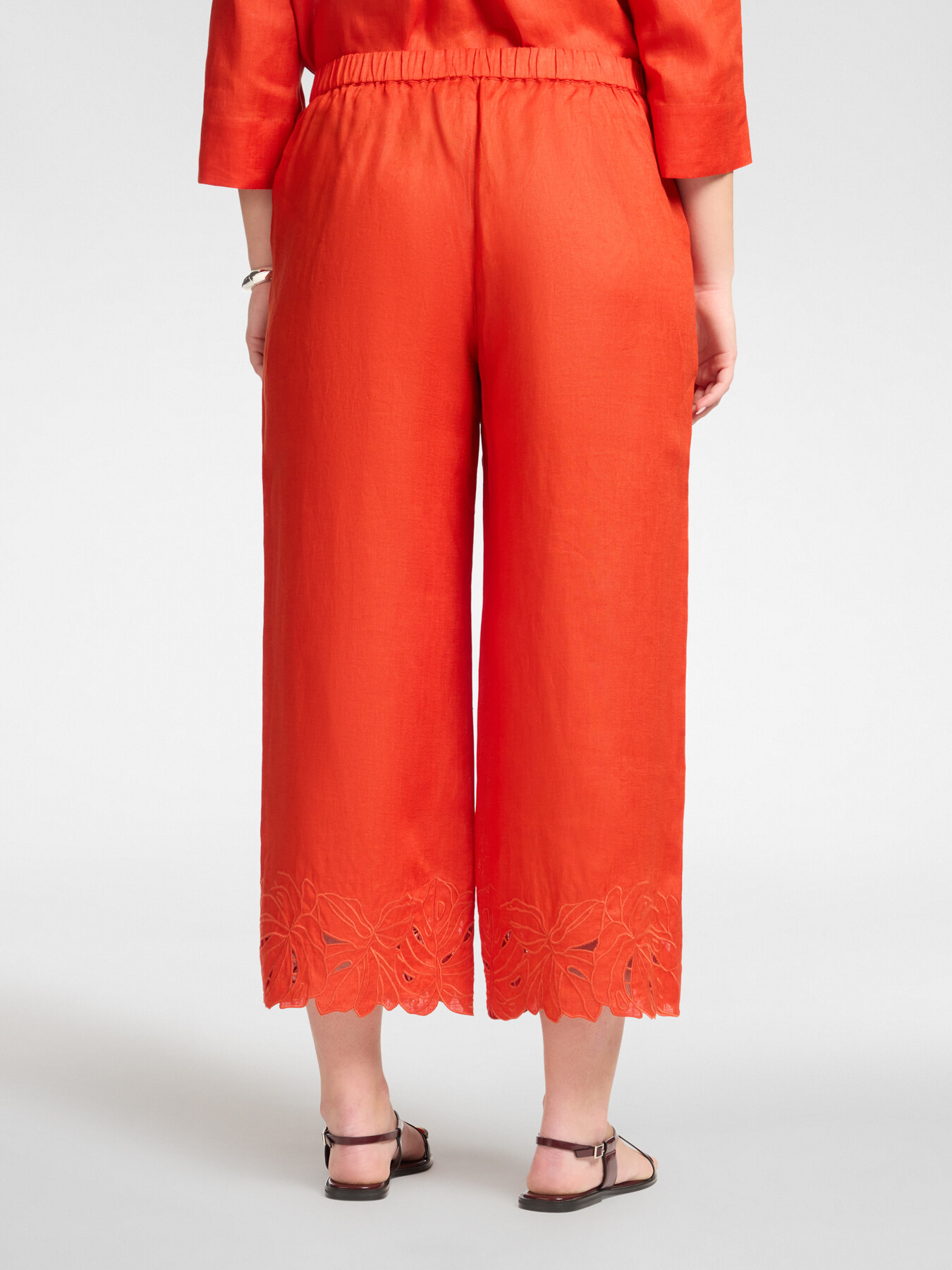 Pantaloni in lino con bordi ricamati image number 1