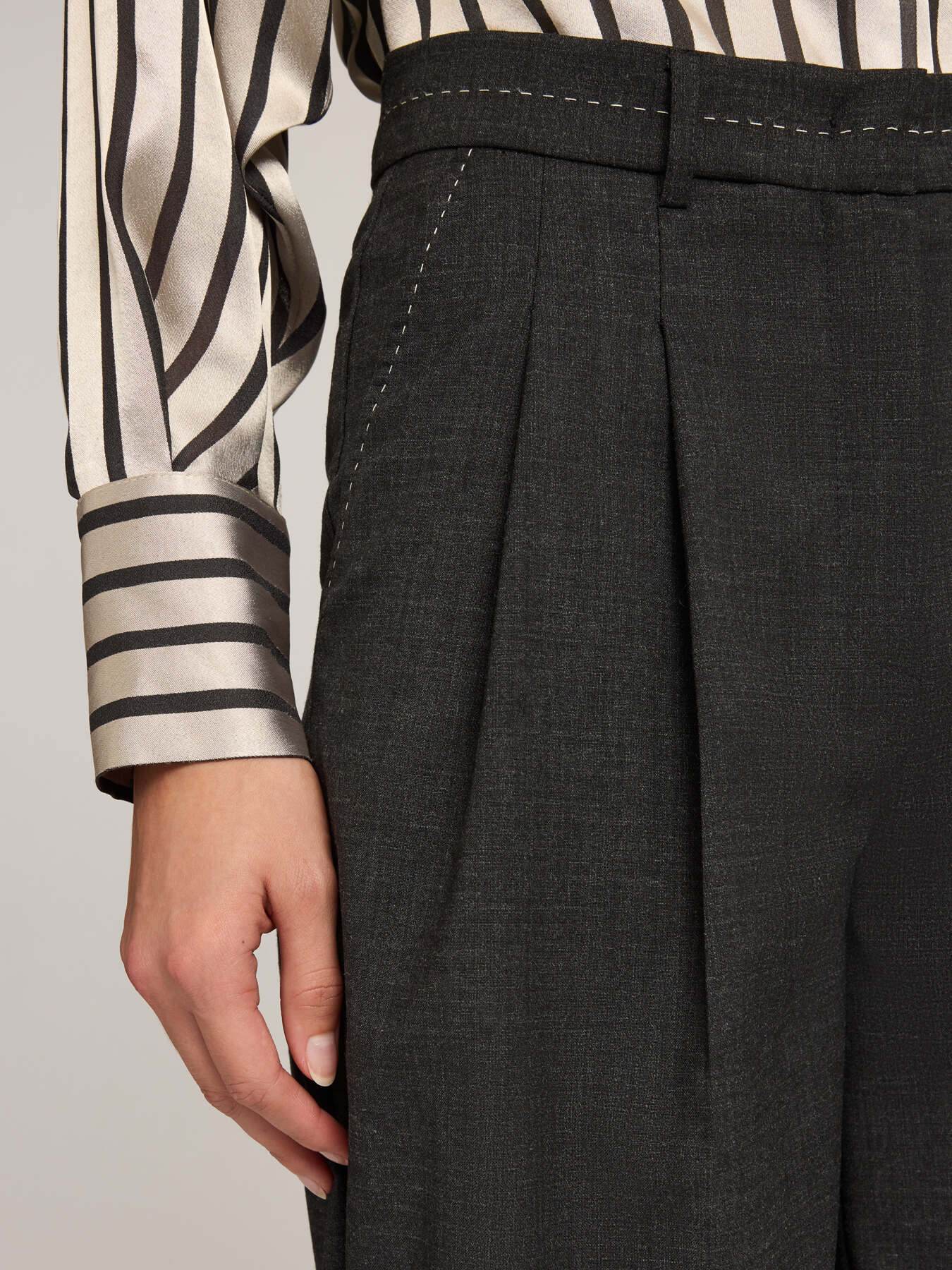 Bermuda-Shorts mit hohem Bund und Steppn&auml;hten image number 3