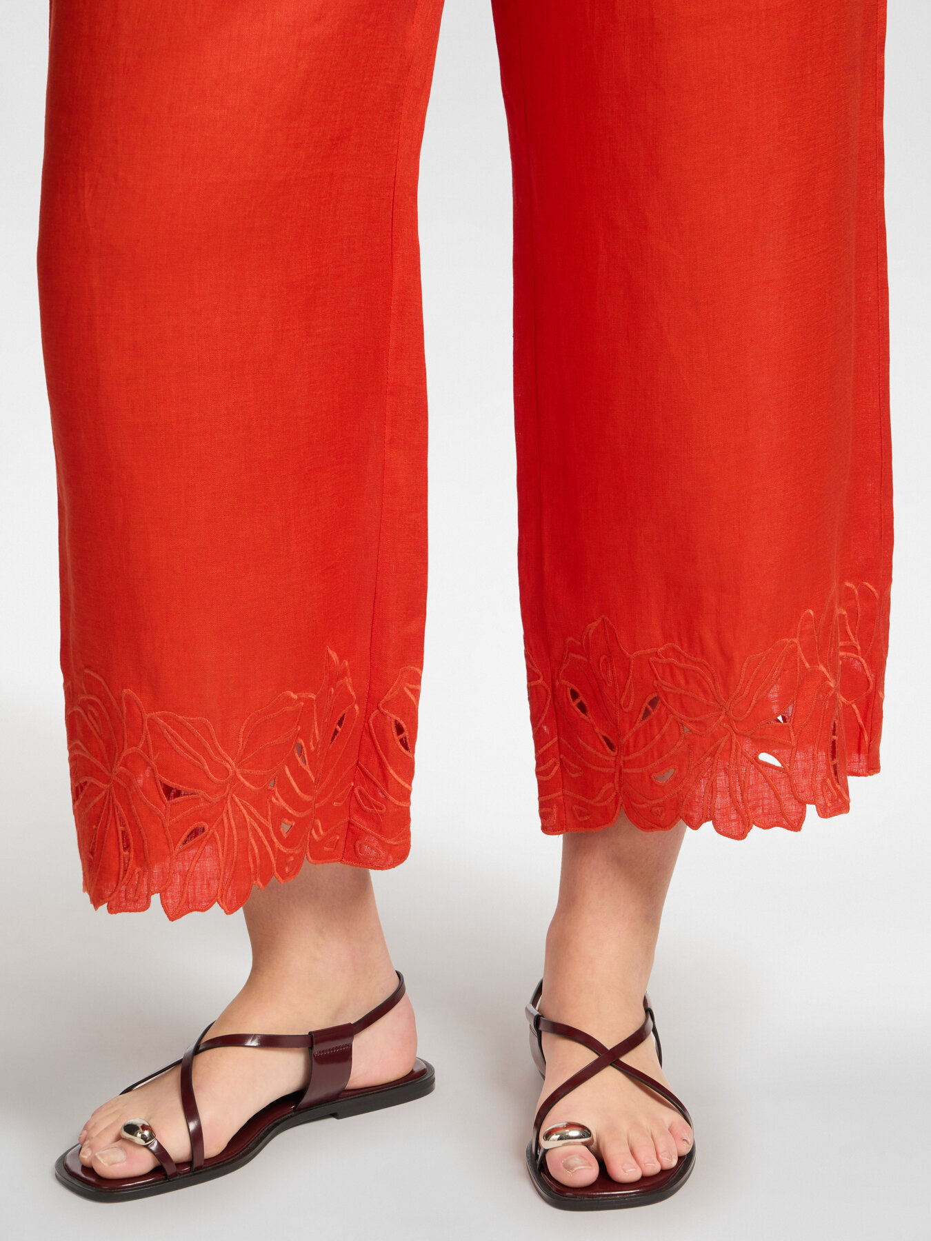 Pantaloni in lino con bordi ricamati image number 3