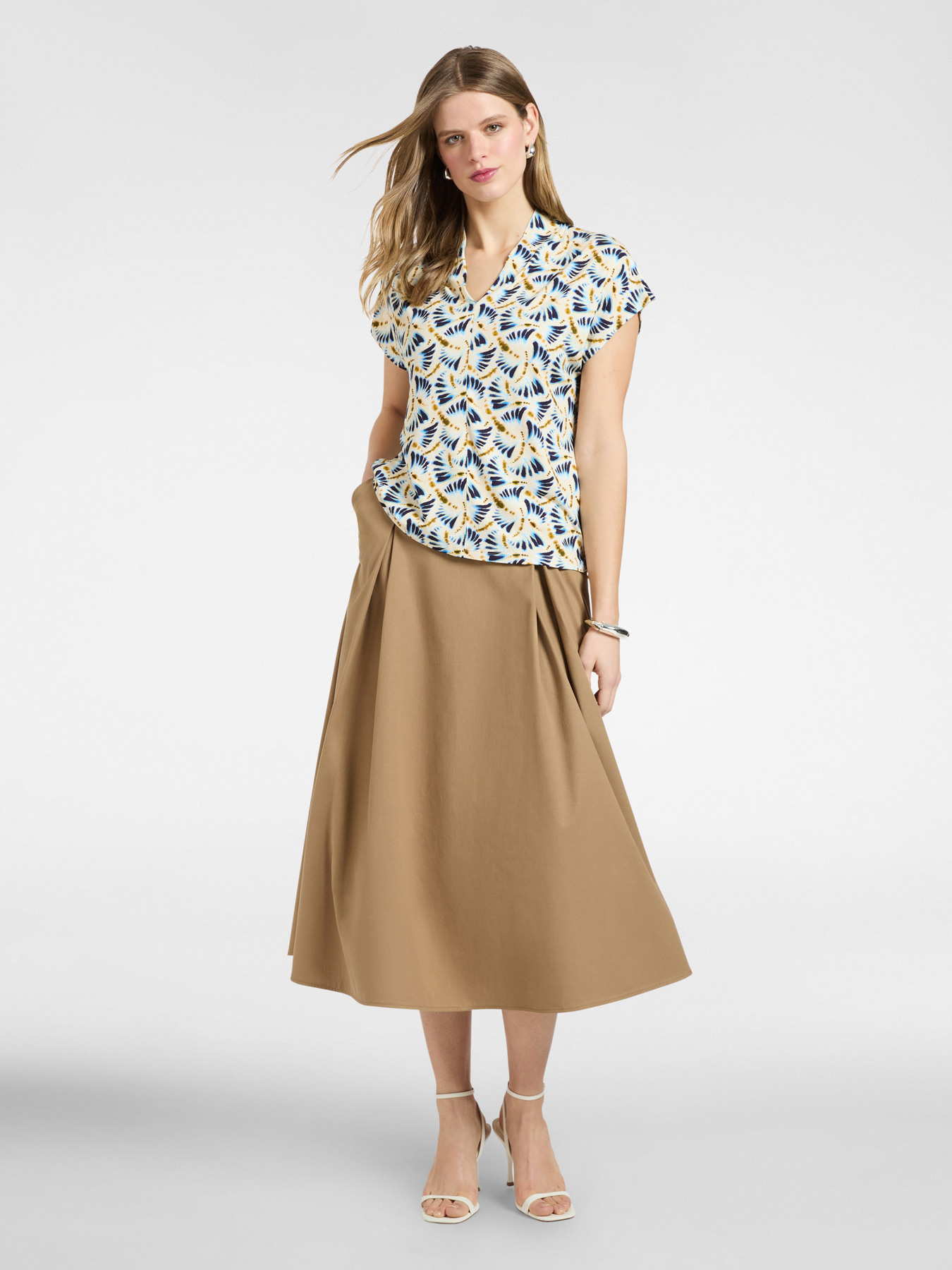 Printed V-neck T-shirt image number 2