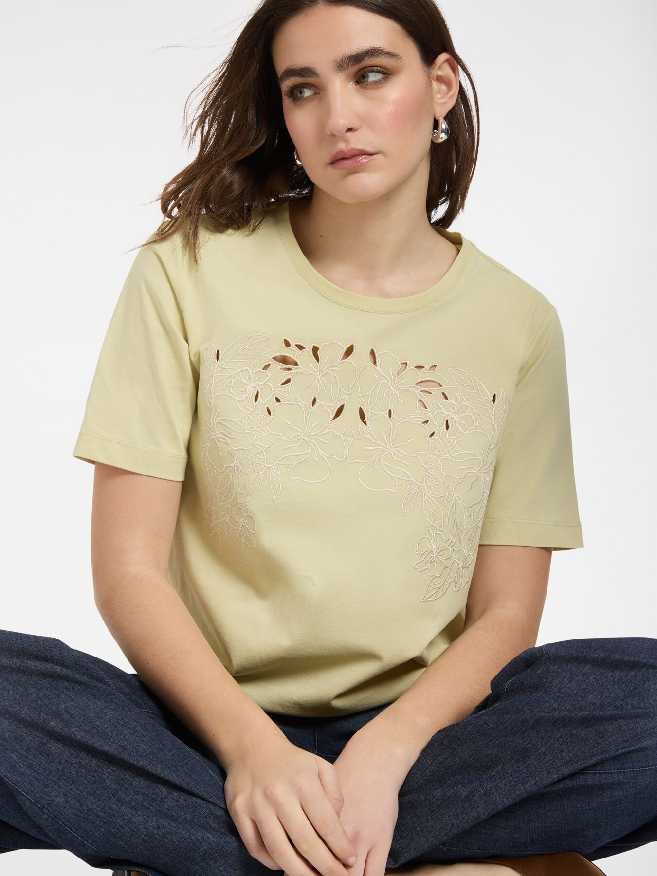 T-shirt com bordado floral image number 0