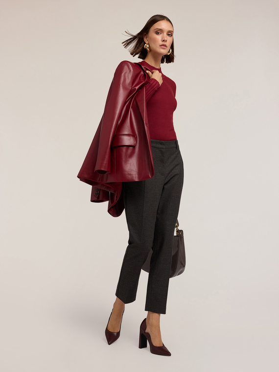 Gerippter Rollkragenpullover mit enger Passform