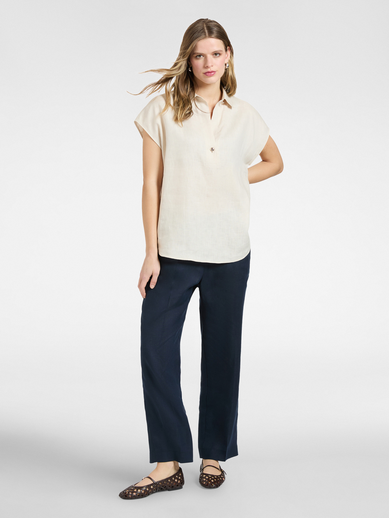 Short-sleeve linen blouse image number 2