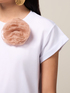 T-Shirt mit Blumenbrosche image number 2