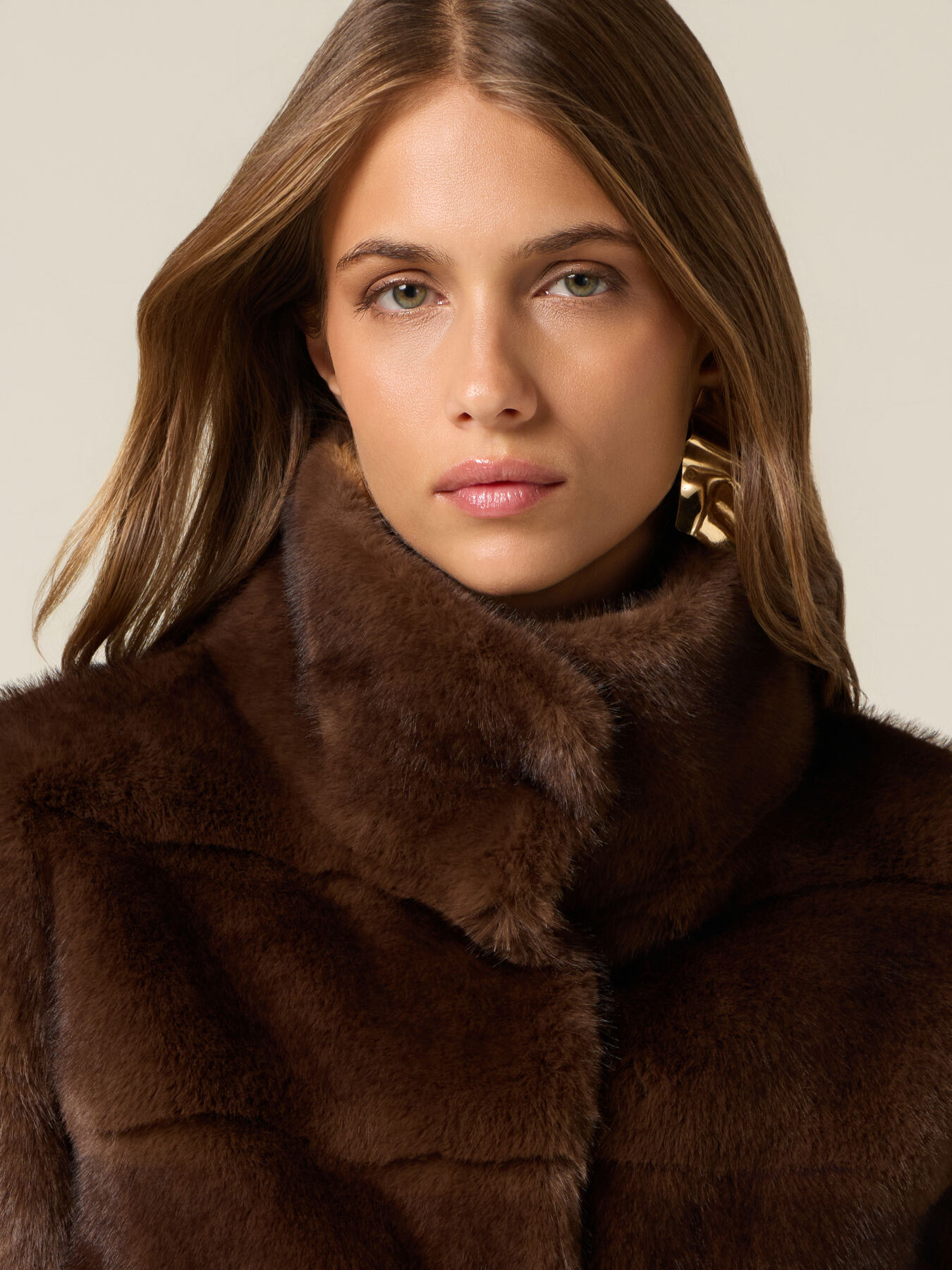 Chaqueta corta efecto peluche image number 2