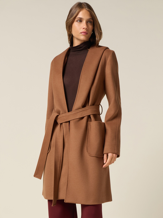 Cappotto con cappuccio e cintura