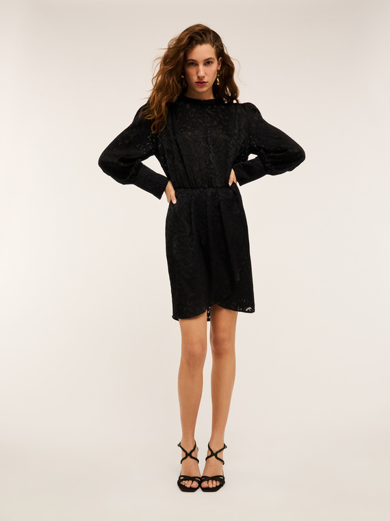 Vestido mini cruzado en raso devoré