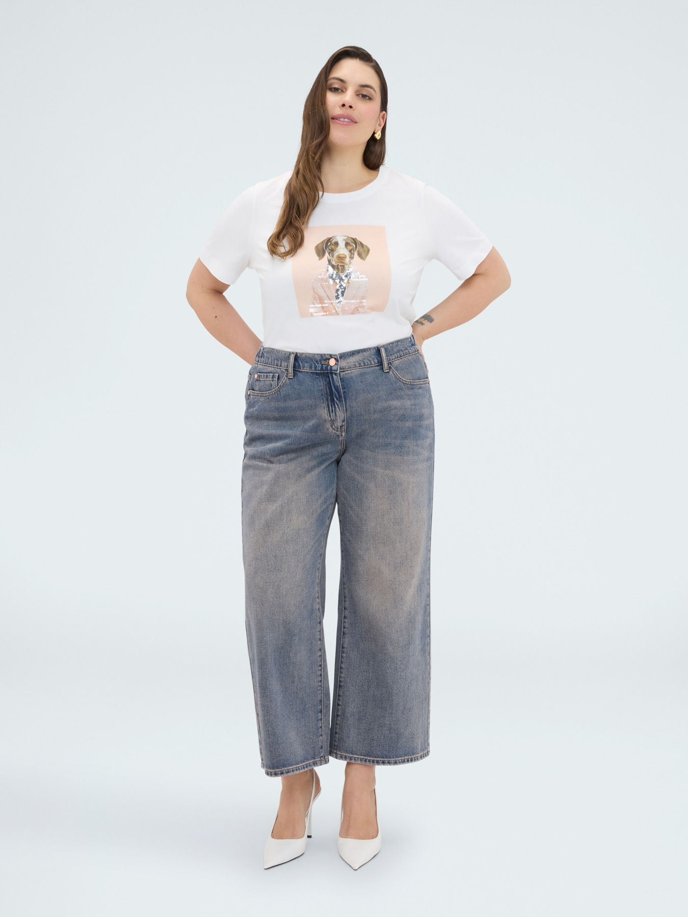 T-shirt cane chic con dettagli luminosi image number 3