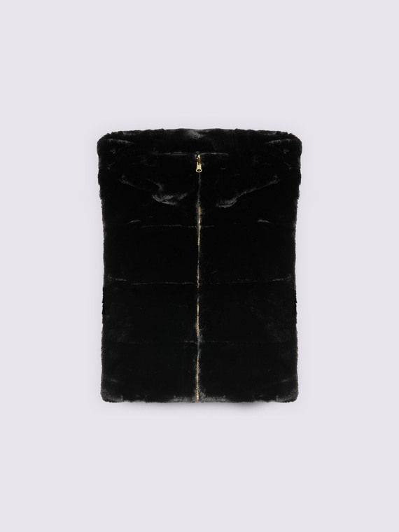 Bavette rembourrée avec capuche en peluche