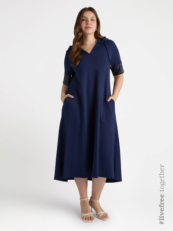 Kleid mit Kapuze und Stickerei
