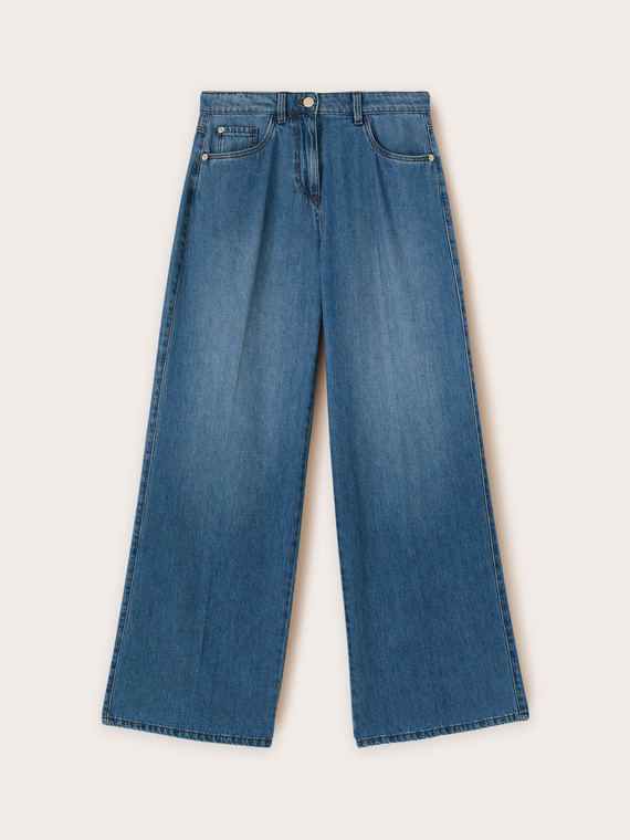 Hellblaue Jeans mit weitem Bein